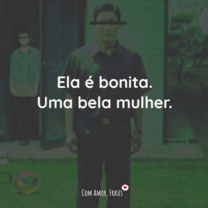 Ela é bonita. Uma bela mulher.