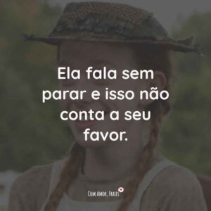 Ela fala sem parar e isso não conta a seu favor.