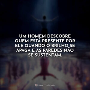 Um homem descobre quem está presente por ele quando o brilho se apaga e as paredes não se sustentam.