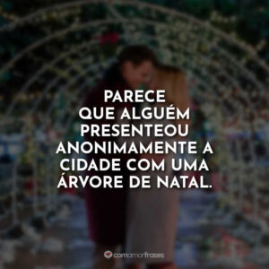 Parece que alguém presenteou anonimamente a cidade com uma árvore de Natal.