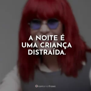 A noite é uma criança distraída.