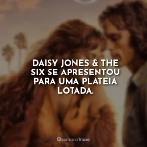 Daisy Jones & The Six se apresentou para uma plateia lotada.