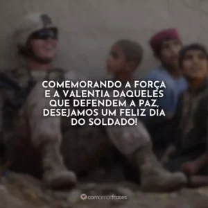 Comemorando a força e a valentia daqueles que defendem a paz, desejamos um feliz Dia do Soldado!