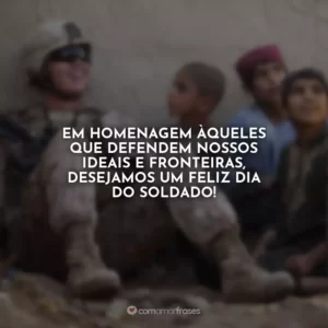 Em homenagem àqueles que defendem nossos ideais e fronteiras, desejamos um feliz Dia do Soldado!